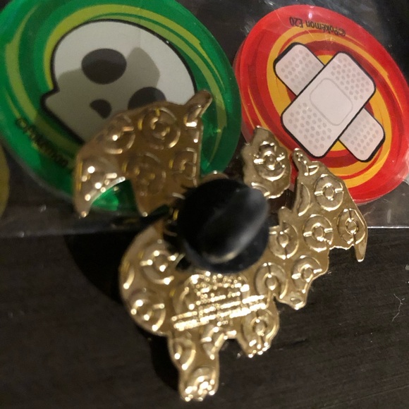 Charizard  " Pokemon " metal pin  ( pristine condition ) - Picture 2 of 2